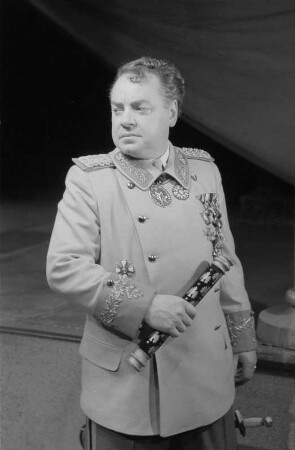 Szenenbilder aus dem Drama "Der große Verrat" von Ernst Fischer (in der 2. Besetzung) am Deutschen Theater Berlin : Rollenporträt von Willy A. Kleinau als Pablo Malabranca