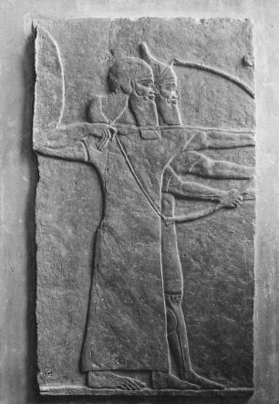 Zwei Bogenschützen des Königs Teglatphalsar III., Relief aus dem Palast von Kalakh