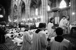 Freiburg: Münster, Priester, liegend