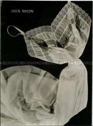 Modeaufnahme, Charmor-Unterkleid