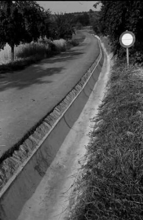Niederrotweil: Beton-Abwassergraben bei Niederrotweil