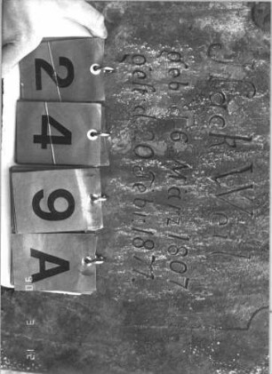 Grabstein 249 (Index: 99786858) Zustand: nur oberer Teil erhalten: abgebrochen und zementiert, Inschrift stark verwittert Maße HxBxT: 116x61x17 cm: Grabstein 249A