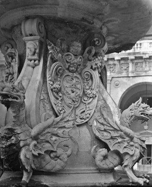 Fontana della Madonna — Tritonen auf Delphinen