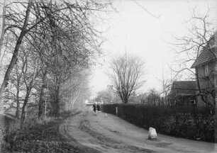 Güstrow. Am Suckower Graben mit Spaziergängerinnen