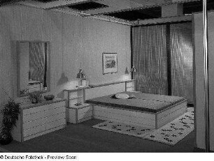 Leipziger Herbstmesse, 1984. Ausstellungskoje des VEB Thüringer Möbelkombinat Suhl mit Schlafzimmer