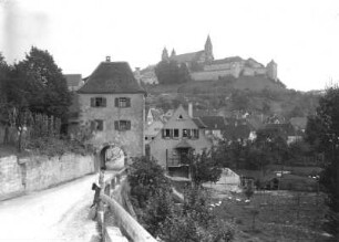 Steinbach, Stadt : Schwäbisch-Hall-Steinbach. Stadtteilansicht mit Torturm, Schloss Comburg und Pfarrkirche Sankt Johannes von Nordwesten