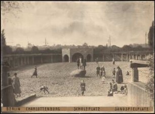 Scholzplatz, Berlin-Charlottenburg: Foto der fertiggestellten Anlage: Blick vom tiefergelegten Platzinneren (Spielplatz) nach Westen