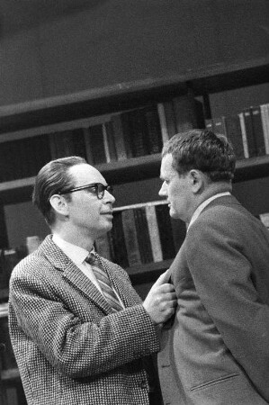 Szenenbilder aus "Das elfte Gebot", Schauspiel von Lajos Mesterházy (Regie: Helfried Schöbe l/ Horst Schönemann, Ausstattung: Dieter Berge). Maxim-Gorki-Theater Berlin, 02.04.1962 (Premiere am 04.04.1962) : Mit Albert Hetterle (Schriftsteller), Sabine Krug (Marika), Walter Jupé (Zoltán), Monika Lennartz (Márta), Horst Westphal (Joska), Alfred Müller (Lehrer), Ruth Langer (Karola), Kurt Böwe (Bürgermeister), Helga Raumer (Frau Kadacz), Erich Mirek (Meszaros) u. a.