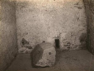 Bautzen. Ortenburg. Verlies in der Fronfeste, Nordzelle mit Schließstein und Luftschlitz