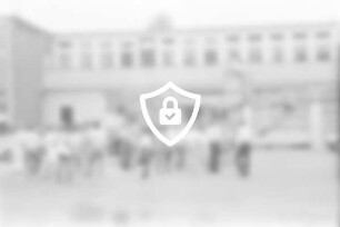 St. [Name maskiert] 19. Jugendaustausch: Besuch der Feuerwache Billstedt: Jugendliche vor dem Drehleiter-Feuerwehrfahrzeug mit Personen im Rettungskorb: 18. [Name maskiert]