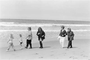 Strandspaziergang mit der Familie, Palisades Beach, Los Angeles County