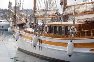 Antibes - Yachthafen : Luxus-Segelyacht im Hafen von Antibes, aufgenommen im April 2006