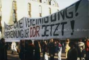 Transparent der Bonner Linken auf der Demonstration gegen die Wiedervereinigung auf dem Bonner Münsterplatz
