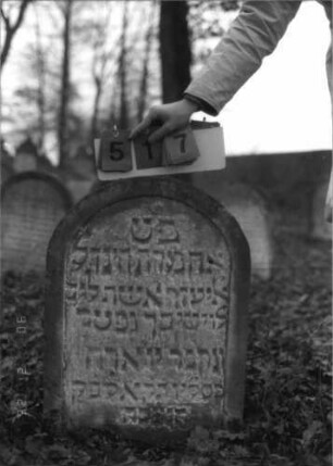 Grabstein 517 (Index: 100115449) Material: Sandstein Zustand: verwittert Maße HxBxT: 75x53x11 cm Beschreibung: Stele mit Rundbogenabschluß, eingetieftes Schriftfeld: Grabstein 517
