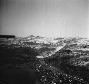 Luftbildaufnahme einer Gebirgslandschaft : Bergspitzen eines Gebirgsmassivs.