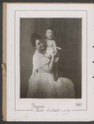 [Fotografía de] Sra. Margarita Guani de Cardoso y su hijo