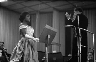 Donaueschingen: Donaueschinger Musiktage; Stadthalle; Gloria Davy singt Arie von Hans W. Henze, stehend