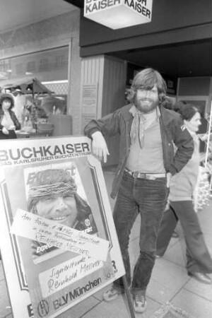 Signierstunde des Alpinisten Reinhold Messner bei der Buchhandlung "Buchkaiser"