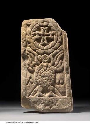 Grabstele mit Vogel und Kreuz