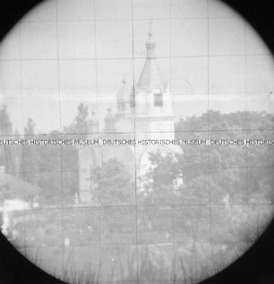Kleine Kirche durch ein Zielfernrohr fotografiert