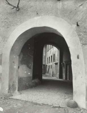 Burgk, Osttor im Schlosshof : Burgk. Schloß. Blick durch das Ost-Tor in den Schloßhof