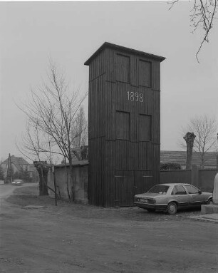 Groß Särchen (Kr.Hoyerswerda). Steigerturm (zugleich Spritzenhaus), 1.H.20.Jh. Straßenansicht