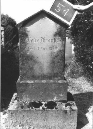 Grabstein 51 (Index: 100114016) Material: Sandstein Zustand: leicht beschädigt Maße HxBxT: 120x50x23 cm Beschreibung: Stele, getreppter Sockel, giebelartiger Abschluß mit Verdachung: Grabstein 51