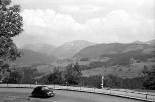 Weiler: Alpenstraße, mit Fahrzeugen