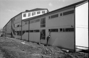 Freiburg: Freie Waldorfschule; Front zur Schnellstraße