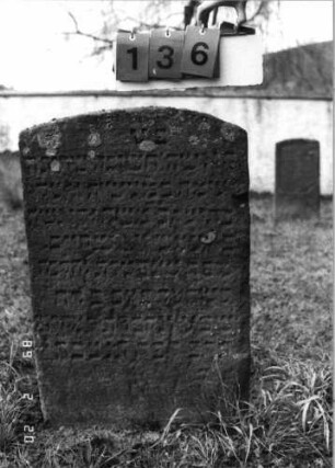 Grabstein 136 (Index: 99798445) Material: Sandstein Zustand: verwittert Maße HxBxT: 79x52x8 cm Beschreibung: Stele mit flachem Bogenabschluß: Grabstein 136