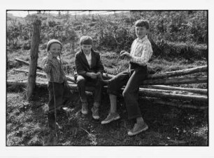 Dorfjungs in den Karpaten
