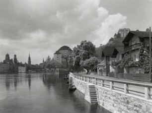 Passau. Blick von der Kräutelsteinbrücke gegen Altstadt, Veste Niederhaus, Ilzmündung und Veste Oberhaus