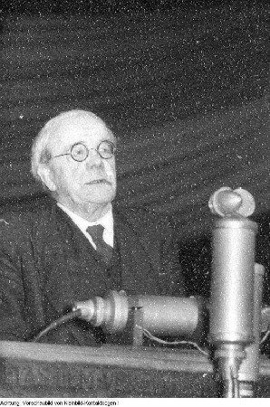 Leipzig. D. Herz, Pfarrer in Leipzig, Mitglied des Weltfriedensrates, auf einer Tagung in der Kongreßhalle am Zoo in Leipzig (Protest gegen die westorientierte Politik Dr. Adenauers), Januar 1951