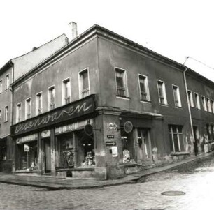Auerbach, Burgstraße 2. Wohnhaus mit Laden. Eckansicht