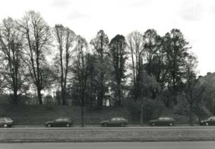 Dresden-Räcknitz, Zellescher Weg 18/20. Sportplatz (künftiger Standort des Zentralgebäudes der SLUB). Ansicht von Norden mit Treppe auf Erdwall