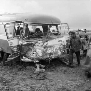 B 404: bei Grabau: Verkehrsunfall: Zusammenstoß von Pkw und Omnibus: Unfallbus mit eingedrückter Front in Weidezaun: Mann bei Betrachtung des Schadens: Polizist: hinten Pkw, Motorrad