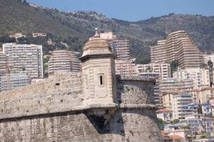 Monte Carlo - Schloss und Stadt : Bastion des Fürstenschlosses der Grimaldis, dahinter Wohnhochhäuser des Fürstentums Monaco. 2006