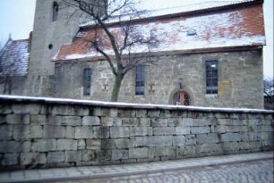 Blick über Kirchhofsmauer auf Kirche von Nord