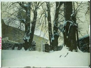 Langenhennersdorf, Dorfkirche. Treppenaufgang zur Kirche. Winteraufnahme
