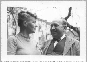 Theodor Blumer (1881-1964; Komponist, Dirigent) mit Ehefrau Hildegard Ostkamp-Blumer (1909-2001; Sopranistin) nach einem Konzert an der Ostsee. Fotografie, um 1950