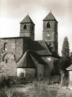 Kloster Veßra. Kirchenruine St. Marien des Klosters Veßra (1138 durch Otto von Bamberg geweiht, 1939 ausgebrannt). Ansicht von Ost-Nordosten mit Henneberg'scher Begräbniskapelle (als Dorfkirche genutzt)