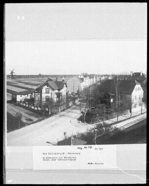 Bad Dürrenberg, Gradierwerk : Bad Dürrenberg. Gradierwerk mit Windkunst. Blick über Vorstadthäuser