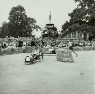 Dresden. 1. Pioniertreffen der DDR. Wagenrennen im Großen Garten