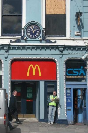 Cork - McDonnald : McDonnald Restaurant im Stadtzentrum von Cork, aufgenommen am 23. März 2004