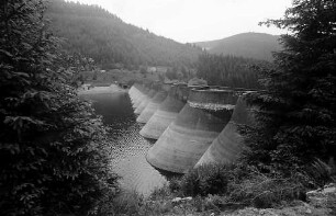 Die Bögen der Staumauer an der Linachtalsperre