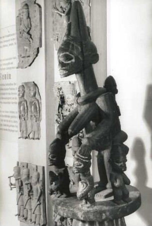 Göttin der Fruchtbarkeit (Ododua) und Begleiter. Holz, geschnitzt. Nordwest-Afrika, Yonibe. Dresden: Museum für Völkerkunde
