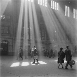 Leipzig. Hauptbahnhof. Reisende in der Bahnhofshalle