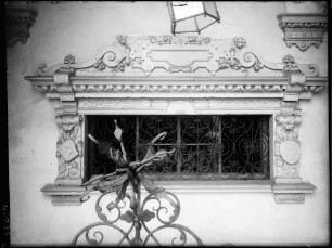 Baden-Baden Neues Schloss Küchenbau Kellerfensterumrahmung
