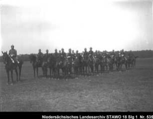 Geländeübung und Besichtigung des Feld-Artillerie-Regiments Nr. 46 Enthält: Gruppenaufnahme berittener Soldaten