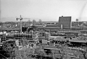 Mommsenstraße 14: Rohbau und Bahnhofsgebäude vom Hochhaus aus gesehen